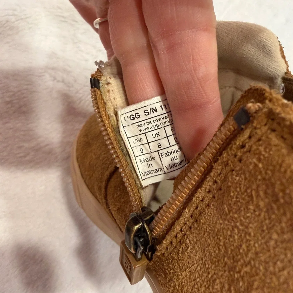 UGG Kids Brown Suede Chelsea Boots Side Zip Pull Tabs‎ Size 9